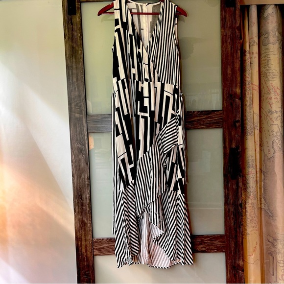 New York & Company Dresses & Skirts - New York & Company Faux Wrap Tie Waist Geometric Shape Dress Sleeveless Size L